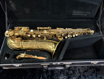 Photo Vintage Vito Kenosha Wis Alto Saxophone in Gold Lacquer, Serial #V1079